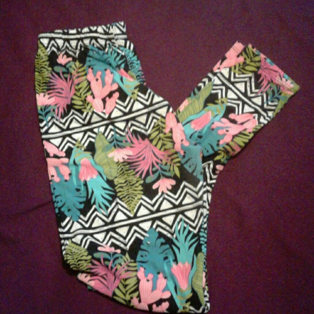 Black and white pattern leggings